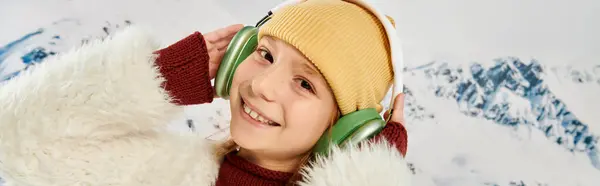 Портрет веселой девочки-подростка в шапочке с гарнитурой, улыбающейся в камеру, концепция моды, баннер — стоковое фото