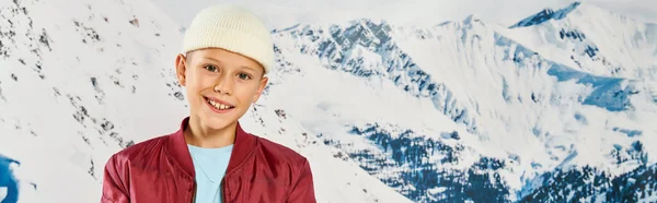 Радісний маленький хлопчик у стильному вбранні з капелюхом, посміхаючись на камеру, концепція моди, банер — стокове фото