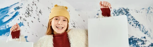 Mignonne fille préadolescente dans une veste élégante avec des sacs cadeaux souriant à la caméra, concept de mode, bannière — Photo de stock