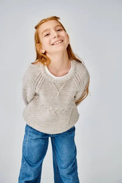 Весела дівчина в в'язаному повсякденному светрі, що радісно посміхається на камеру, концепція моди — стокове фото