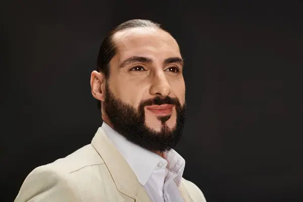 Retrato de homem árabe barbudo alegre em camisa branca e blazer elegante posando no fundo preto — Fotografia de Stock