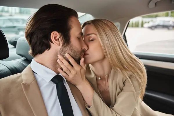 Élégant et réussi baiser couple d'affaires avec les yeux fermés dans la voiture de luxe, histoire d'amour — Photo de stock