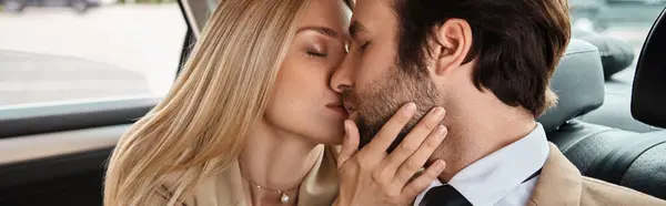 Couple d'affaires élégant et réussi baisers avec les yeux fermés dans la voiture de luxe, histoire d'amour, bannière — Photo de stock