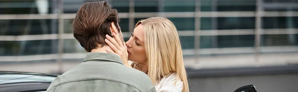Femme blonde sensuelle et homme élégant embrasser tout en se tenant debout sur la rue urbaine, bannière horizontale — Photo de stock
