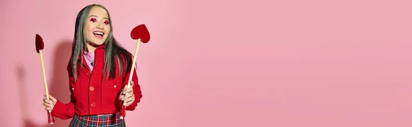 Valentinstag Banner, aufgeregt asiatische Amor Mädchen mit herzförmigen Augen Make-up hält Pfeile auf rosa — Stockfoto