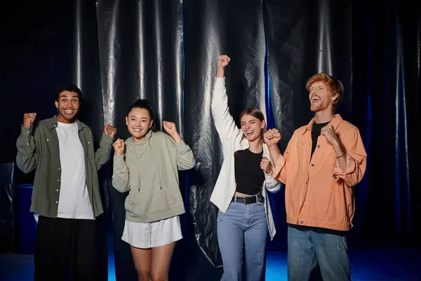 Grupo de quatro amigos multiculturais comemorando o sucesso em um desafio sala de fuga, alegrar — Fotografia de Stock