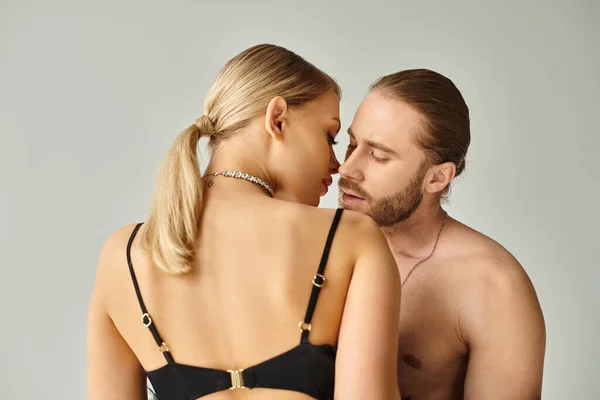 Aimant homme séduisant seins nus avec barbe embrasser sa belle jeune copine, couple sexy — Photo de stock