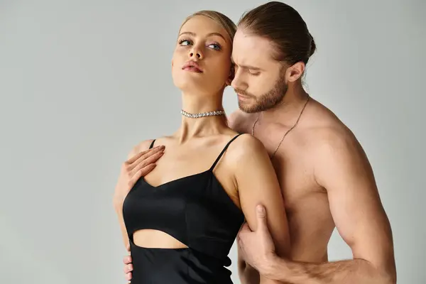 Homem sem camisa de boa aparência com barba abraçando sua bela jovem namorada fascinantemente, casal sexy — Fotografia de Stock
