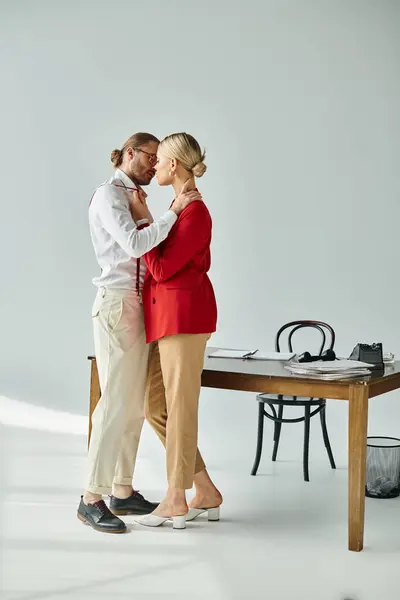 Sexy schöne Paar in schicker Kleidung posiert und küsst liebevoll, während in ihrem Büro, Arbeit Affäre — Stockfoto