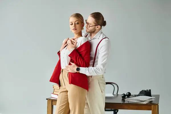 Atractiva pareja caliente en elegantes trajes abrazándose amorosamente en la oficina, asunto de trabajo - foto de stock