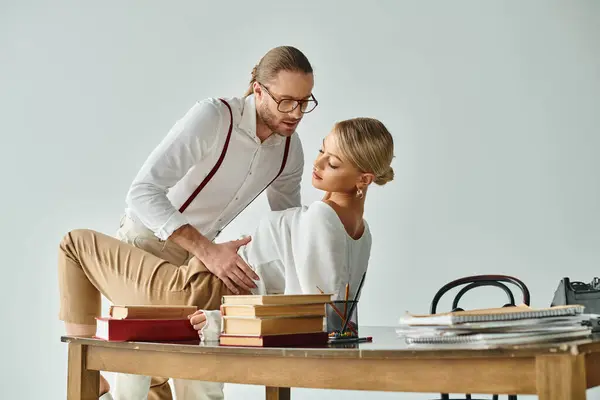 Gut aussehende sexy Paar in schicker stylischer Kleidung Umarmung und Küssen auf dem Tisch im Büro, Arbeit Affäre — Stockfoto
