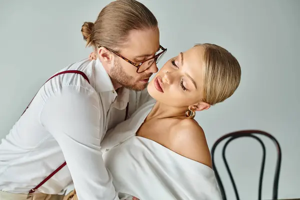 Bonito jovem homem com barba beijar seu sedutor sexy secretário enquanto no escritório, trabalho caso — Fotografia de Stock
