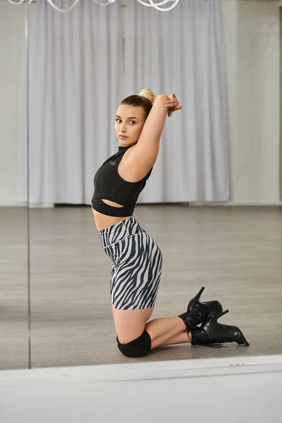 Eine anmutige Tänzerin zeigt ihre Athletik und Körperhaltung, als sie in stylischen High Heels posiert — Stockfoto