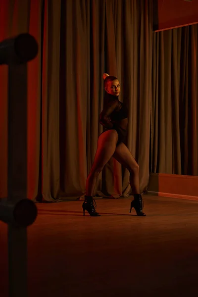 Eine talentierte Tänzerin zeigt ihre Liebe zum Tanz in ihren auffälligen High Heels und Netzstrumpfhosen — Stockfoto