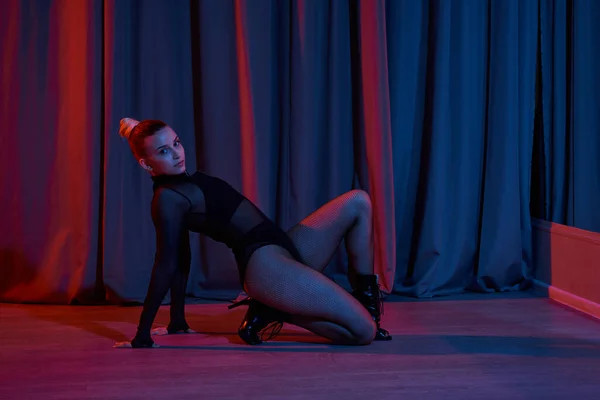 Tänzerin sitzt auf dem Boden, ihre Tanzfüße in Schuhe gehüllt, während sie sich auf den Bühnenauftritt vorbereitet — Stockfoto