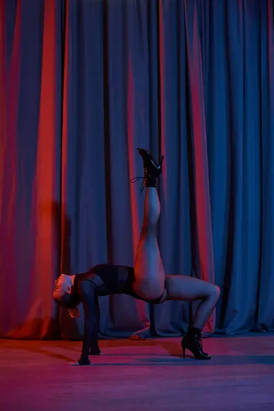 Die talentierte Tänzerin fesselt das Publikum mit ihren eleganten Bewegungen in High Heels, Talentshow — Stockfoto