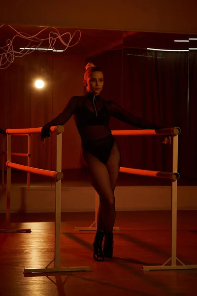 Витончена танцівниця демонструє ідеальний баланс, оскільки вона вражає позу на підлозі, роблячи хореографію — стокове фото