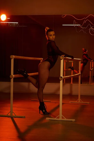 Graziöse Tänzerin präsentiert perfekte Balance, wenn sie auf dem Boden posiert, fesselnde Choreographie — Stockfoto