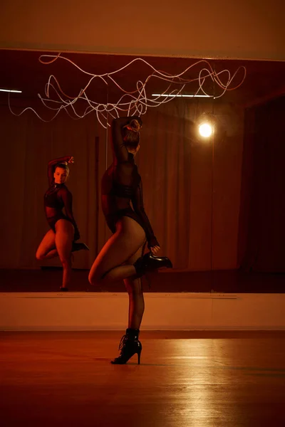Uma dançarina graciosa mostra sua força e equilíbrio em uma performance de dança moderna — Fotografia de Stock