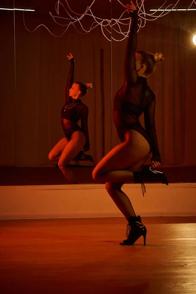 Elegante bailarina muestra su fuerza y equilibrio en una actuación de danza moderna, coreografía - foto de stock