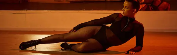 Begabte Tänzerin in High Heels sitzt anmutig auf der Tanzfläche im Studio und bezaubert — Stockfoto