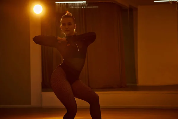 Dançarina graciosa desliza através da sala, mulher executa uma coreografia complexa com equilíbrio perfeito — Fotografia de Stock