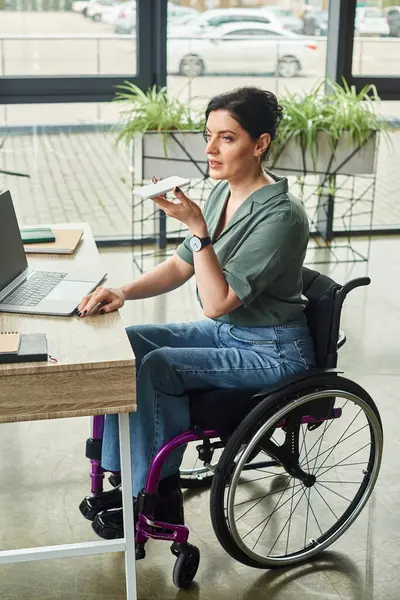 Посвященный инвалидов деловая женщина в повседневной одежде в инвалидной коляске запись аудио сообщения с телефона — стоковое фото