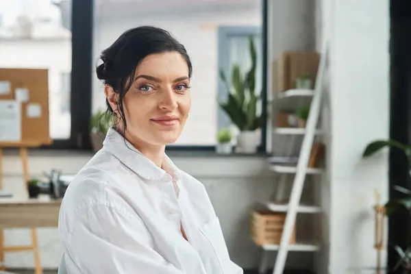 Attraktive, lebenslustige, behinderte Geschäftsfrau in eleganter Kleidung, die direkt in die Kamera blickt — Stockfoto