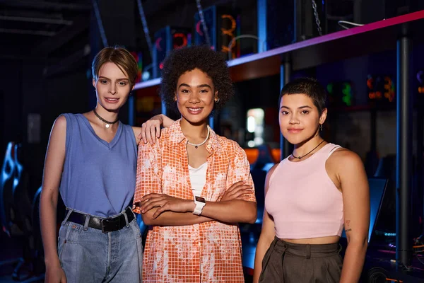 Eine stilvolle Gruppe von Frauen mit strahlendem Lächeln und modischer Kleidung trifft sich zu einem lustigen Abend — Stockfoto
