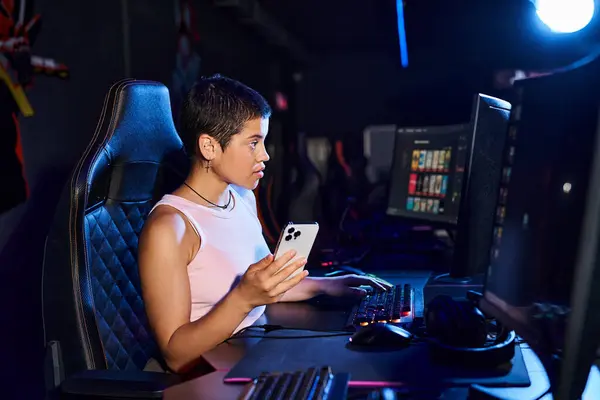 Жінка, одягнена в повсякденний одяг, сидить за столом, її фокус зафіксований на екрані комп'ютера — стокове фото