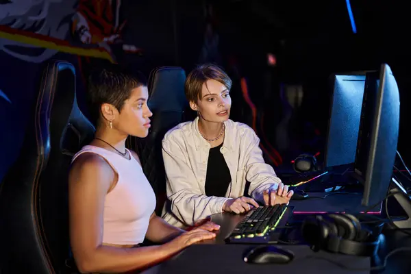 Duas mulheres focadas em uma sessão de jogos de cybersport, jovens jogadores pensando em estratégia de jogo — Fotografia de Stock