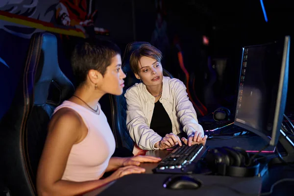 Дві жінки зосередилися на кіберспортивній ігровій сесії, жінки-гравці думають про стратегію гри — стокове фото