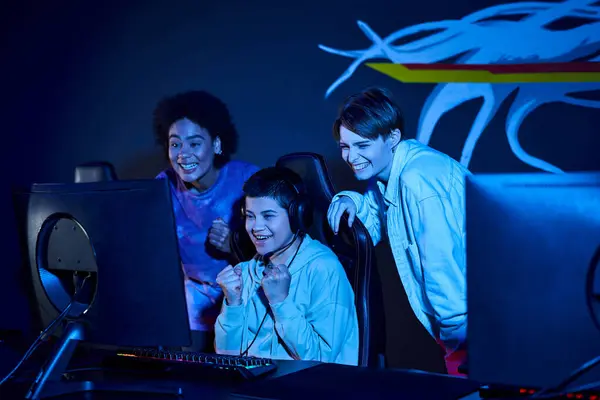 Felice e interrazziale gruppo di donne focalizzata su una sessione di gioco cybersport, amiche — Foto stock