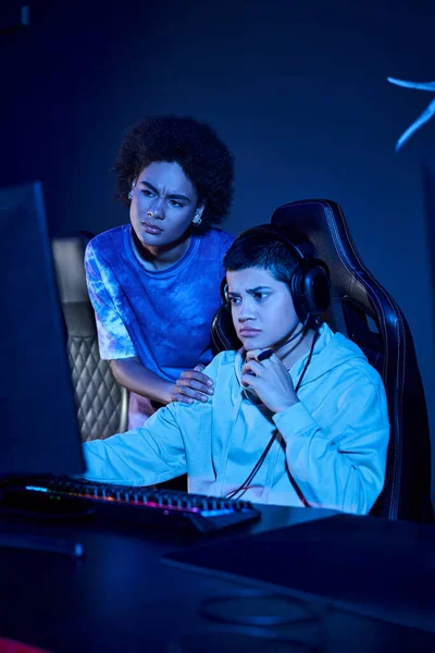 Confuse interracial femmes concentré sur une cybersport jeu session, zoomer âge amis femmes — Photo de stock