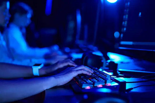 Foto recortada de las manos femeninas, jugador joven usando el teclado de la computadora mientras que juega juego, cybersport - foto de stock