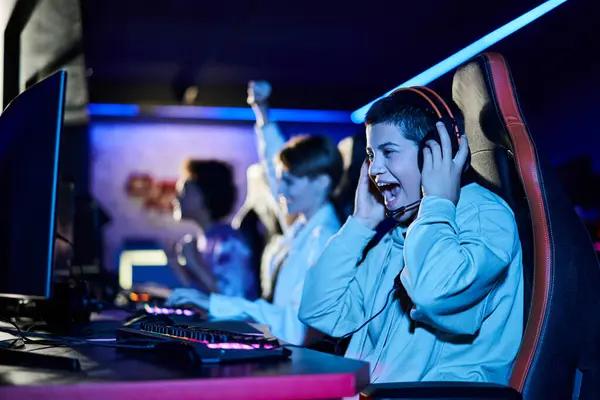 Foco em alegre jovem mulher ganhar jogo ao lado de vários amigos do sexo feminino, gamers cybersport — Fotografia de Stock
