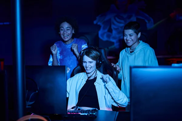 Allegro diversi giocatori femminili gioire e guardando il monitor dopo aver vinto il gioco, cybersport — Foto stock