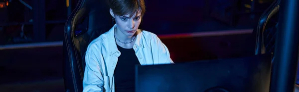 Mulher focada olhando para monitor enquanto joga jogo de computador multiplayer, noite de jogo para gamer — Fotografia de Stock