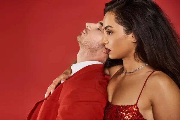 Vue latérale de la jeune femme brune aux lèvres rouges embrassant un bel homme le jour de la Saint-Valentin — Photo de stock