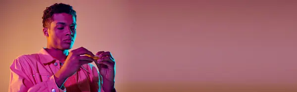 Afro-américain préparant e-cigarette sur fond vibrant avec éclairage bleu néon, bannière — Photo de stock