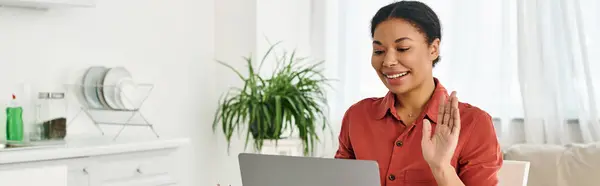 Щасливий афроамериканський дієтолог, що надає онлайн-консультацію на ноутбуці з її кухні, банер — стокове фото
