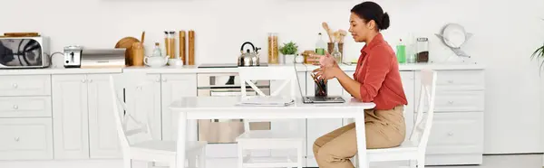 Щасливий афроамериканський дієтолог, що надає онлайн-консультацію на ноутбуці з дому, банер — стокове фото