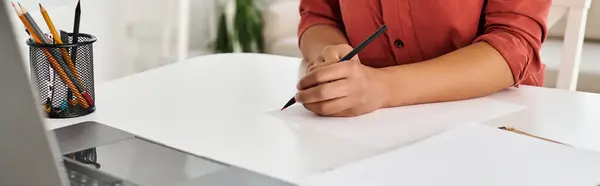 Обрезанный баннер диетолога делает заметки во время онлайн-консультации на ноутбуке на столе — стоковое фото