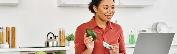 Nutricionista afro-americano segurando abacate e suplementos, dando conselhos de dieta, banner — Fotografia de Stock
