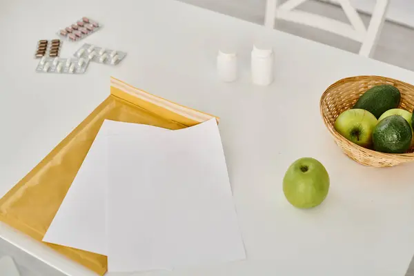 Foto objeto de diferentes suplementos e medicação perto de frutas frescas verdes na mesa de cozinha, dieta — Fotografia de Stock