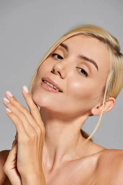 Retrato de chica atractiva con manos delicadas y manicura ordenada en fondo gris - foto de stock