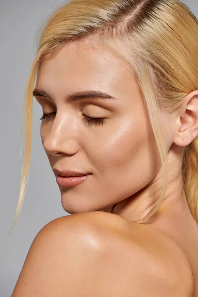Bonito jovem cara de mulher com fechar os olhos e perfeita pele brilhante em fundo cinza — Fotografia de Stock