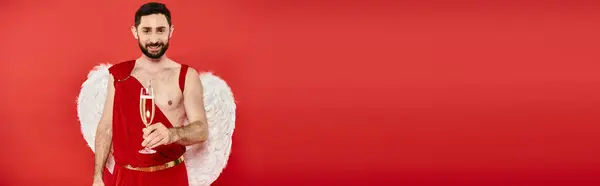 Lächelnder bärtiger Amor mit Champagnerglas, Blick in die Kamera auf rot, Valentinstag, Banner — Stockfoto