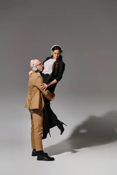 Akrobaten in formeller Kleidung mit drahtlosen Kopfhörern, die im Stil von Büropausen tanzen, Corporate — Stockfoto