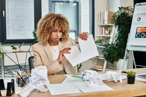 Virado e encaracolado Africano americano empresária em desgaste formal rasgando papel em sua mesa, estresse — Fotografia de Stock